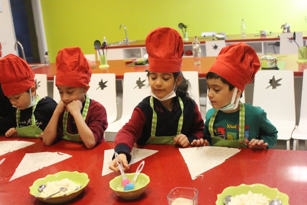 Mutfak Atölyesinde minik şefler ile börek yaptık.